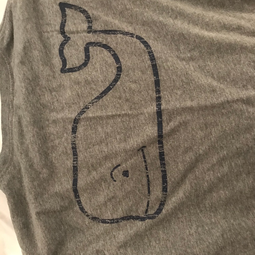 Vineyard vines grey t-shirt